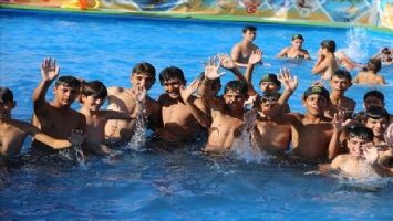 Suriyeli çocuklar için açılan havuza yoğun ilgi