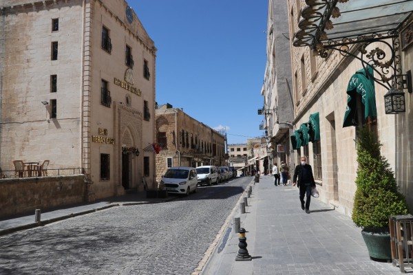 Kısıtlama kararlarının ardından Mardin cadde ve sokakları boş kaldı.