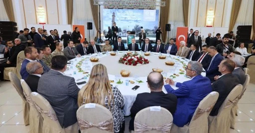 Mardin Valiliği ve Büyükşehir Belediyesi Nusaybin'de 2 bin 55 kişiye iftar yemeği verdi